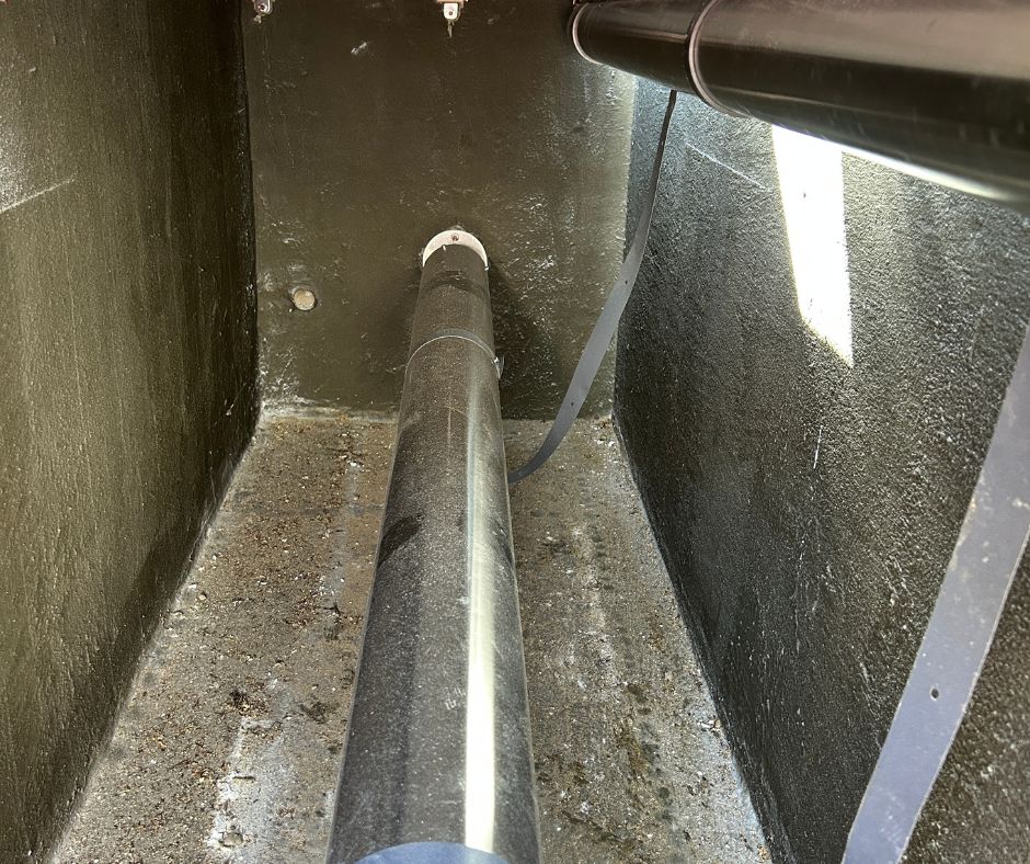 Roller inside the seat. This will be underwater