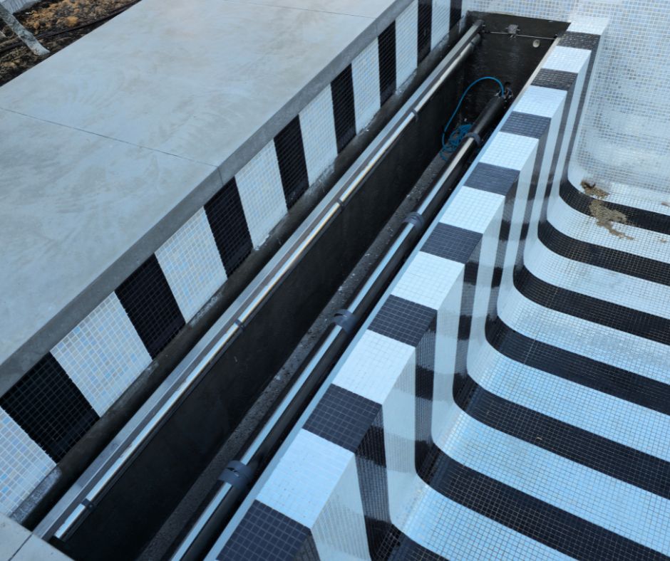 Underwater roller and rear guide tube installed