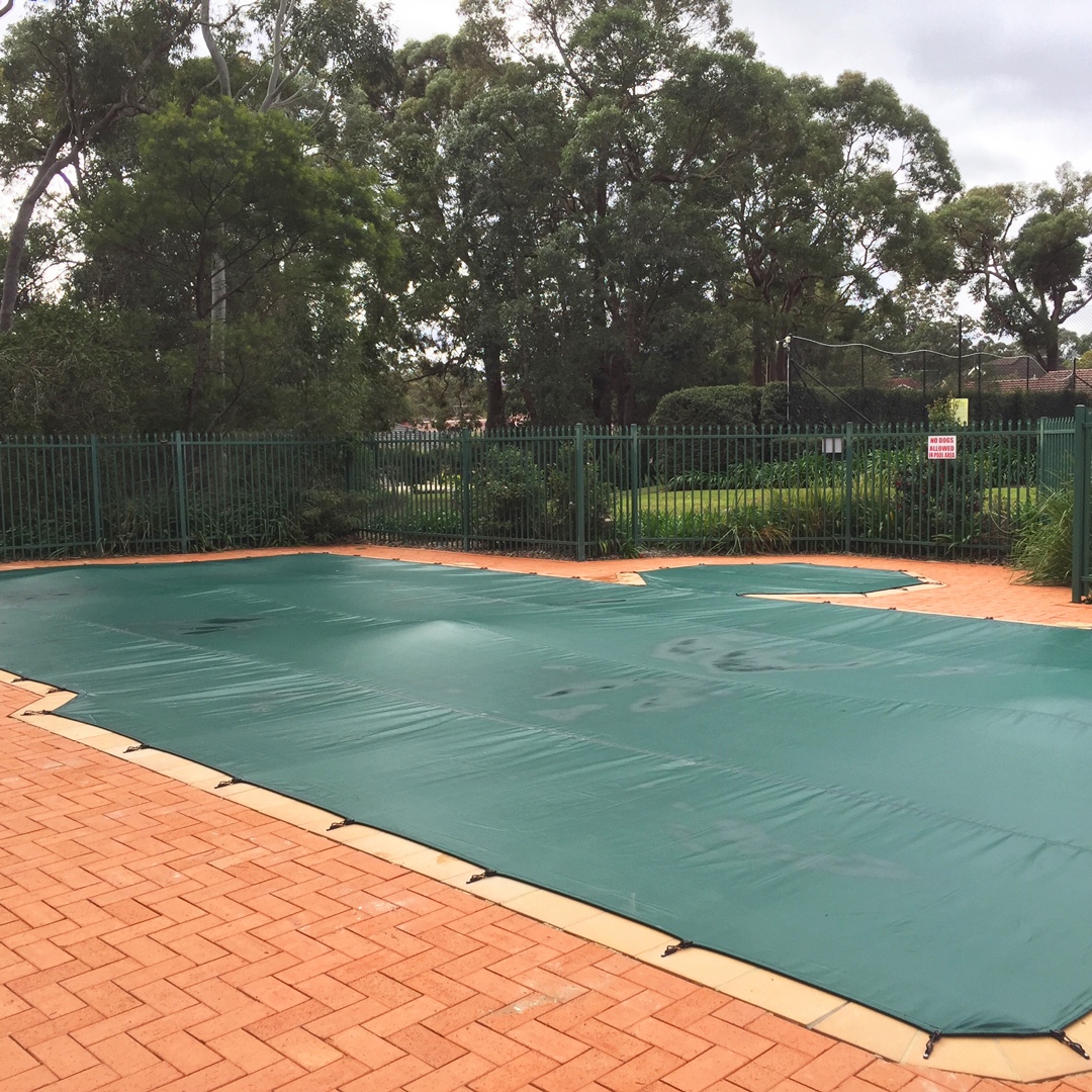   A recent WinterKleen installation on a very large pool and spa. Daisy will always come up with a solution for you, no matter the pool!