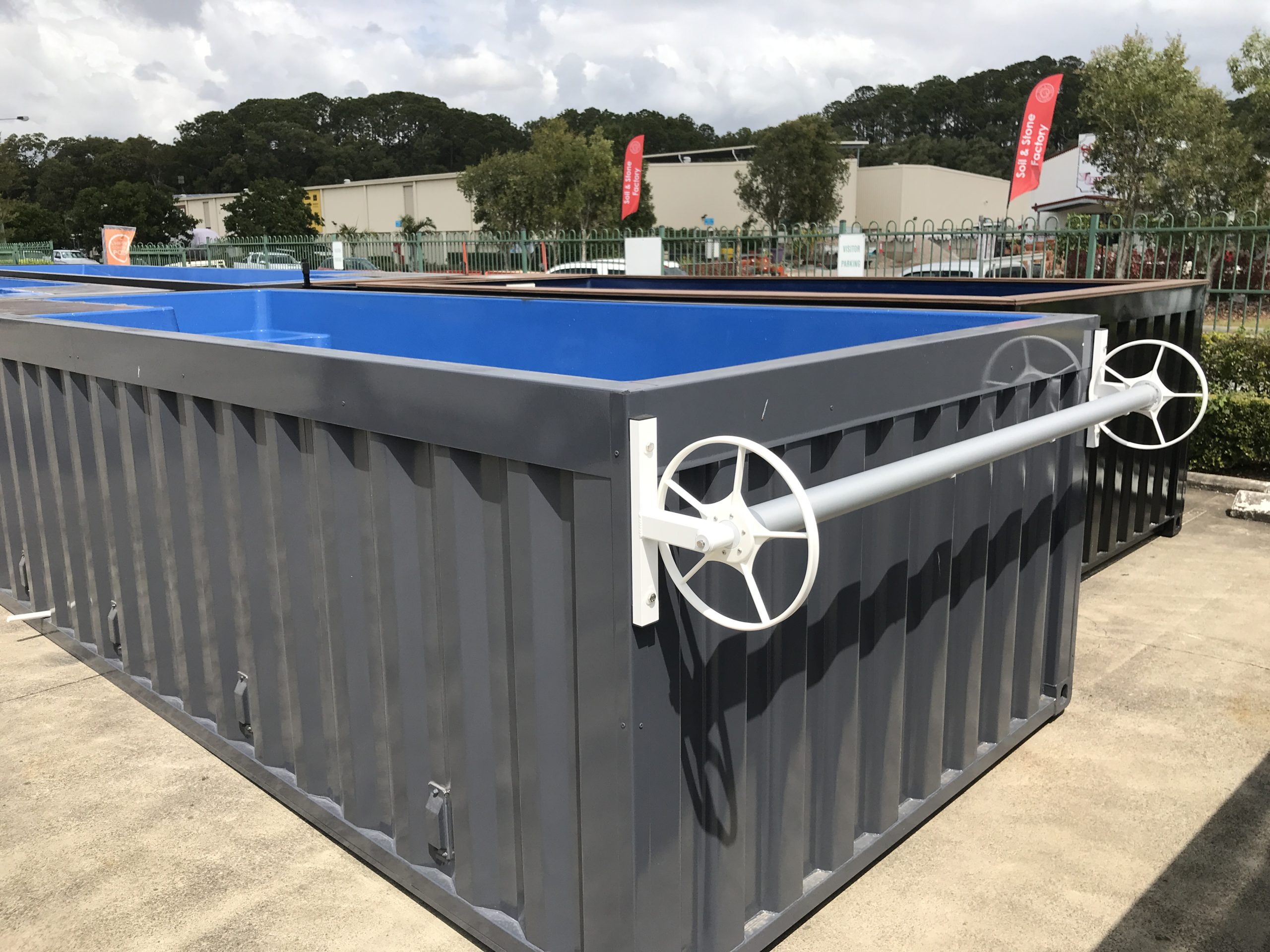 Daisy SQ Roller mounted on a Sea Container Pool.