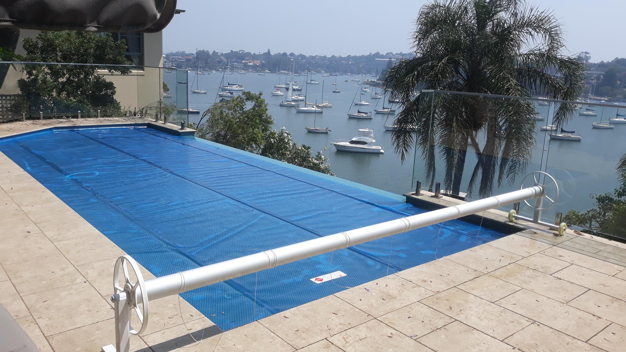 Stunning view from this installation! This infinity edge swimming pool looks very relaxing. 